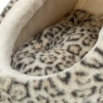 TRIXIE KATTENMAND IGLO LEO  SOFT PLUCHE CREME / PANTERPRINT - Afbeelding 6